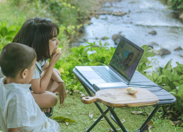 屋外で動画をみる男の子と女の子